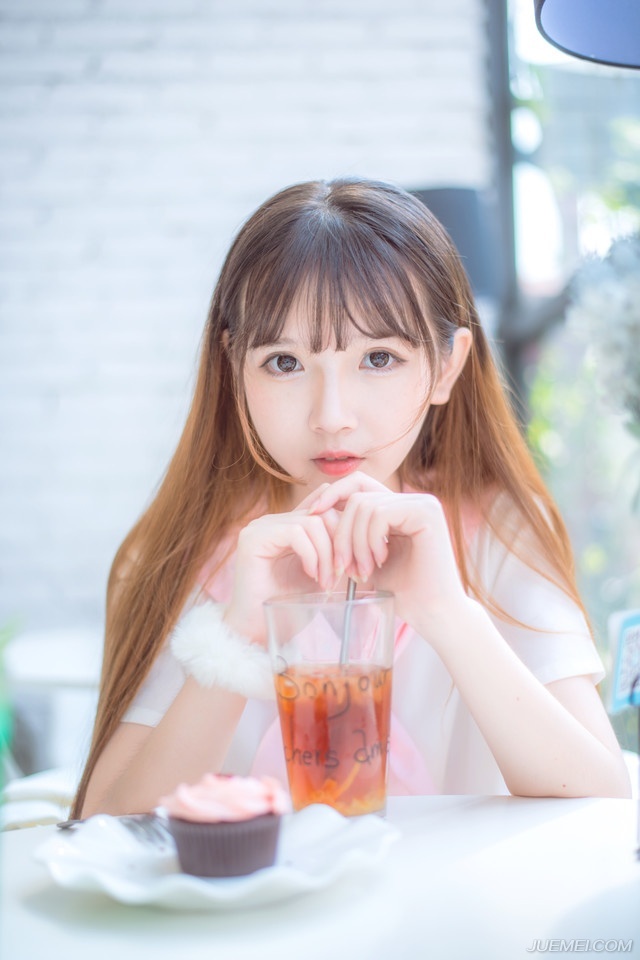 我爱你，才会向你袒露心灵的世界，向你展示所有的喜怒悲欢，只有对你不曾设防;我爱你，才会和你耍小脾气，无缘无故离你远远的，其实我只想走进你炙热的怀抱听你的心跳;我爱你，所以我给了你伤害我的权力，只要我能忍受，我会一直陪伴着你，你不能伤害我太多，冷了，会淡漠，痛了，会松手。